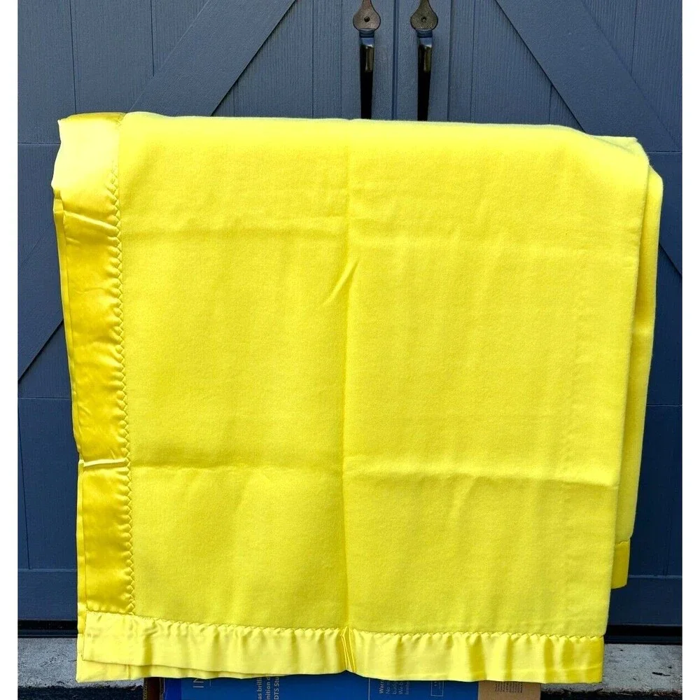 Vintage Handcrafted‎ Thermal Fleece Blanket Sateen Trimmed 65